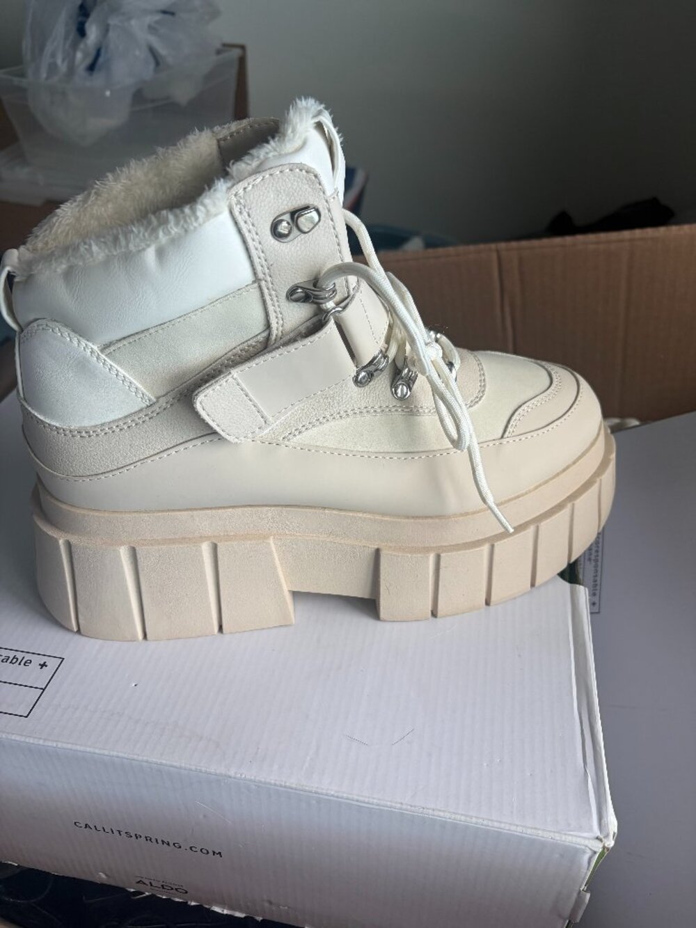 BRAND NEW Women's Size 11 Platform Lined Lace-Up Boots